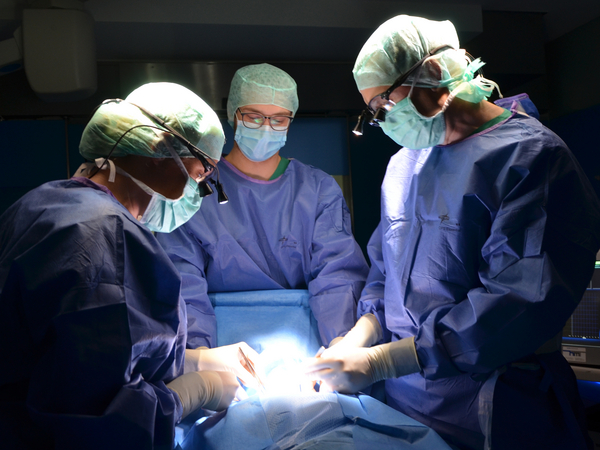 Operation der Schilddrüse durch Prof. Ernst von Dobschuetz