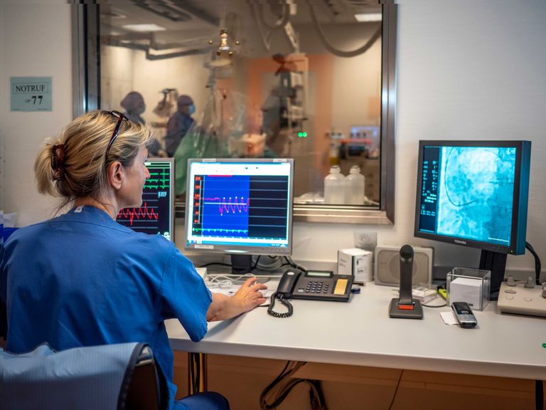 Eine medizinische Fachkraft sitzt vor zwei Monitoren für eine medizinische Auswertung, Innere Medizin und Kardiologie im Amalie Sieveking Krankenhaus, kardiologische Erkrankungen, Erkrankungen am Herzen, Hamburg-Volksdorf Eine medizinische Fachkraft sitzt vor zwei Monitoren für eine medizinische Auswertung, Innere Medizin und Kardiologie im Amalie Sieveking Krankenhaus, kardiologische Erkrankungen, Erkrankungen am Herzen, Hamburg-Volksdorf