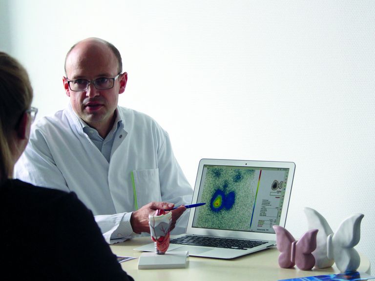 Beratungsgespräch zwischen Arzt und Patientin, Endokrinologie, Probleme mit der Schilddrüse und Nebenniere, Amalie Sieveking Krankenhaus, Hamburg-Volksdorf Beratungsgespräch zwischen Arzt und Patientin, Endokrinologie, Probleme mit der Schilddrüse und Nebenniere, Amalie Sieveking Krankenhaus, Hamburg-Volksdorf