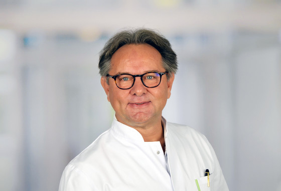 Portraitfoto Chefarzt Professor Isbert, Allgemein-, Viszeral- und koloproktologische Chirurgie, Amalie Sieveking Krankenhaus, Hamburg