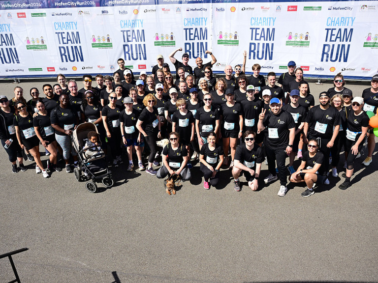 Gruppenfoto der Mitarbeitenden der Immanuel Albertinen Diakonie beim HafenCityRun 2026 in Hamburg. Das Charity-Team posiert vor dem Veranstaltungsbanner nach dem Firmenlauf für den guten Zweck in der HafenCity. Gruppenfoto der Mitarbeitenden der Immanuel Albertinen Diakonie beim HafenCityRun 2026 in Hamburg. Das Charity-Team posiert vor dem Veranstaltungsbanner nach dem Firmenlauf für den guten Zweck in der HafenCity.