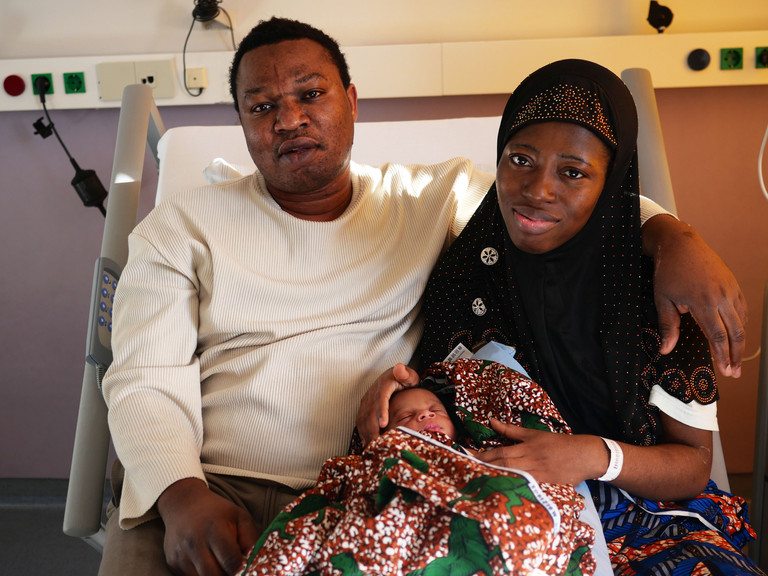 Farhan mit seinen glücklichen Eltern, Neujahrsbaby im Evangelischen Amalie Sieveking Krankenhaus, Klinik für Geburtshilfe, Hamburg-Volksdorf Farhan mit seinen glücklichen Eltern, Neujahrsbaby im Evangelischen Amalie Sieveking Krankenhaus, Klinik für Geburtshilfe, Hamburg-Volksdorf
