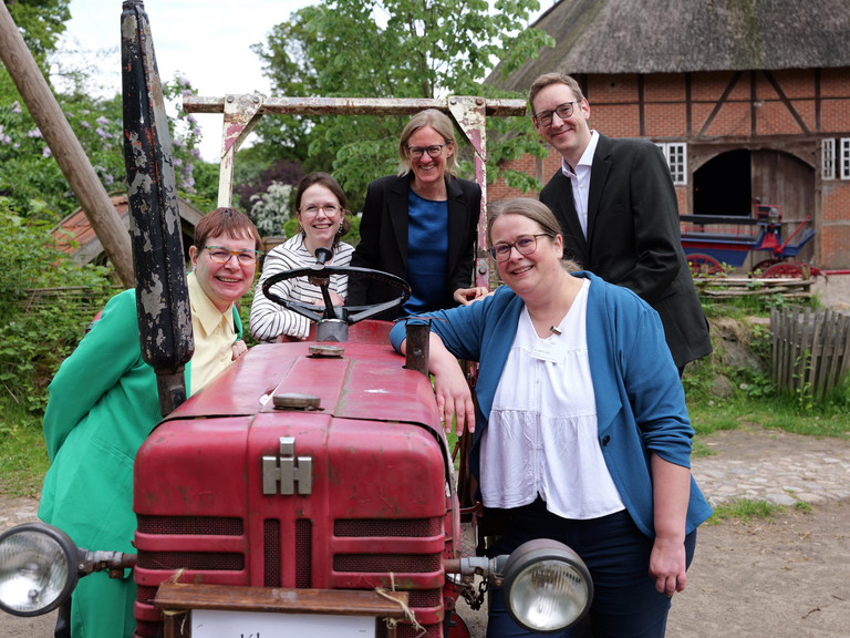 r. Saskia Otte mit Kolleginnen und Kollegen beim Einführungssymposium im Museumsdorf Volksdorf vor einem historischen Traktor. r. Saskia Otte mit Kolleginnen und Kollegen beim Einführungssymposium im Museumsdorf Volksdorf vor einem historischen Traktor.