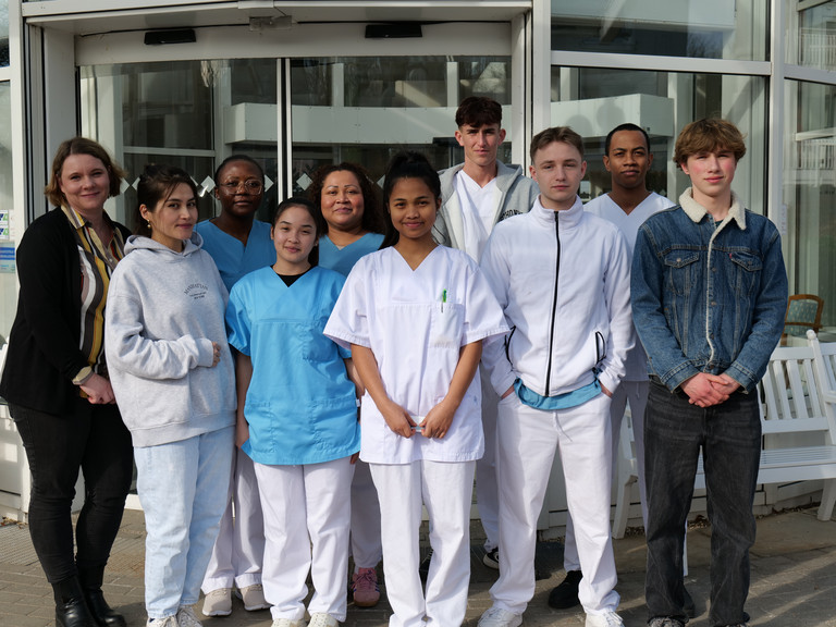 Gruppenfoto mit drei neuen Auszubildenden als Pflegefachfrau bzw. zum Pflegefachmann und drei Auszubildenden als Gesundheits- und Pflegeassistenz vor dem Eingang der Residenz am Wiesenkamp mit Petra Furmanski, hauptamtliche Praxisanleiterin und Ansprechpartnerin für die Auszubildenden. Gruppenfoto mit drei neuen Auszubildenden als Pflegefachfrau bzw. zum Pflegefachmann und drei Auszubildenden als Gesundheits- und Pflegeassistenz vor dem Eingang der Residenz am Wiesenkamp mit Petra Furmanski, hauptamtliche Praxisanleiterin und Ansprechpartnerin für die Auszubildenden.
