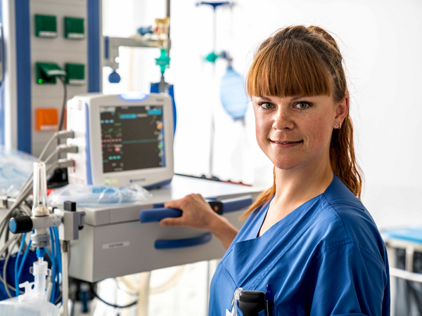 Ärztin der Zentralen Notaufnahme an einem Überwachungsgerät - Evangelisches Amalie Sieveking Krankenhaus Hamburg - Zentrale Notaufnahme Ärztin der Zentralen Notaufnahme an einem Überwachungsgerät - Evangelisches Amalie Sieveking Krankenhaus Hamburg - Zentrale Notaufnahme