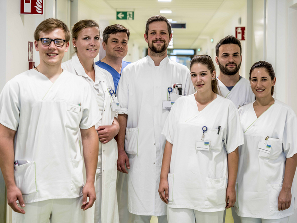 Team Pflegekraefte und Aerzte auf Station, Allgemein-, Viszeral- und koloproktologische Chirurgie, Evangelisches Amalie Sieveking Krankenhaus, Hamburg Team Pflegekraefte und Aerzte auf Station, Allgemein-, Viszeral- und koloproktologische Chirurgie, Evangelisches Amalie Sieveking Krankenhaus, Hamburg