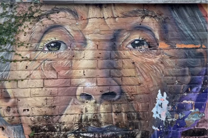 Wandgraffiti mit dem Gesicht einer älteren Frau in El Salvador zur Veranstaltung Altersmedizin neu gedacht – Perspektiven der „Jungen Geriatrie - Fachsymposium Einführung Dr. med. Saskia Otte im Evangelischen Amalie Sieveking Krankenhaus in Hamburg Wandgraffiti mit dem Gesicht einer älteren Frau in El Salvador zur Veranstaltung Altersmedizin neu gedacht – Perspektiven der „Jungen Geriatrie - Fachsymposium Einführung Dr. med. Saskia Otte im Evangelischen Amalie Sieveking Krankenhaus in Hamburg