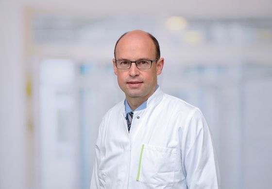 Portraitfoto Chefarzt Ernst von Dobschuetz, Zentrum Endokrine Chirurgie, Evangelisches Amalie Sieveking Krankenhaus, Hamburg Portraitfoto Chefarzt Ernst von Dobschuetz, Zentrum Endokrine Chirurgie, Evangelisches Amalie Sieveking Krankenhaus, Hamburg