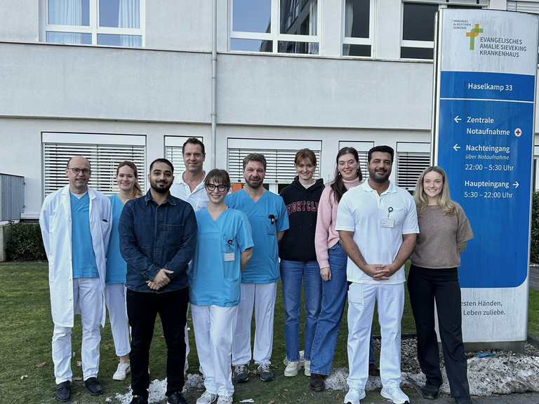 Prof Dr. Ernst von Dobschütz, Ärztlicher Direktor (links) mit den neuen Ärztinnen und Ärzten beim Einführungstag im Evangelischen Amalie Sieveking Krankenhaus Prof Dr. Ernst von Dobschütz, Ärztlicher Direktor (links) mit den neuen Ärztinnen und Ärzten beim Einführungstag im Evangelischen Amalie Sieveking Krankenhaus