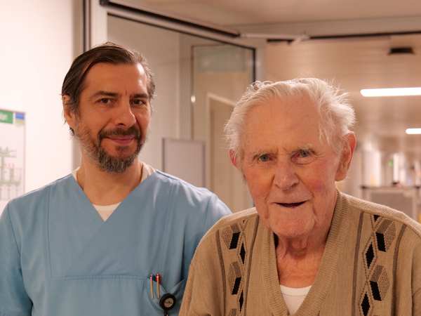 Pfleger mit Patient Pfleger mit Patient