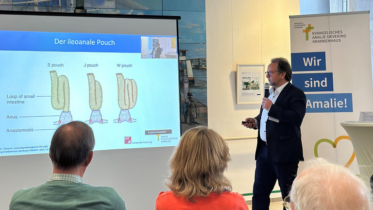 Ein Arzt hält eine Präsentation im Zuge des Arzt-Patienten-Seminars im Amalie Pouch Zentrum Hamburg Ein Arzt hält eine Präsentation im Zuge des Arzt-Patienten-Seminars im Amalie Pouch Zentrum Hamburg