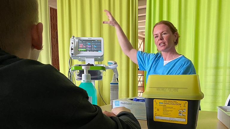 Mitarbeiterin erklärt Medizintechnik und Hygiene im Krankenhaus beim Girls’ and Boys’ Day im Amalie Mitarbeiterin erklärt Medizintechnik und Hygiene im Krankenhaus beim Girls’ and Boys’ Day im Amalie