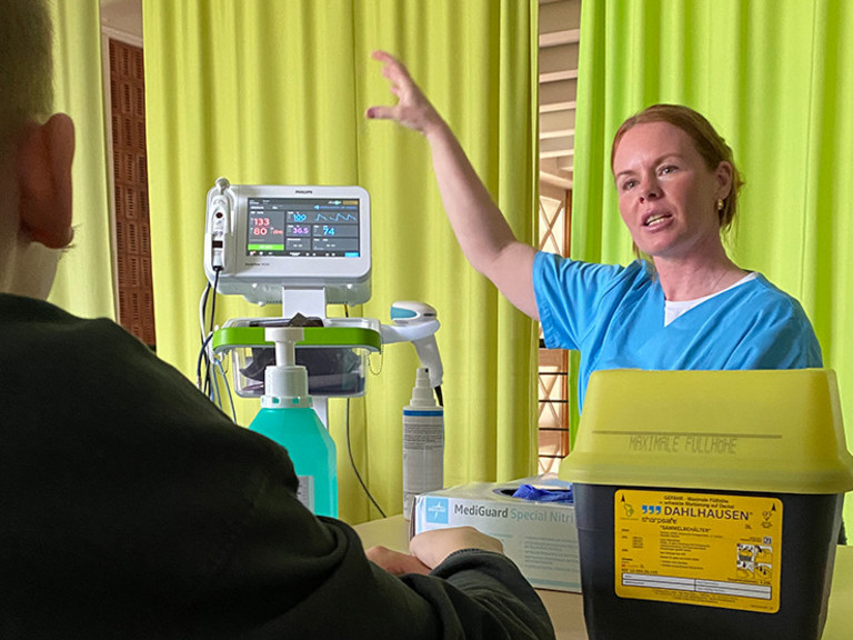 Mitarbeiterin erklärt Medizintechnik und Hygiene im Krankenhaus beim Girls’ and Boys’ Day im Amalie Mitarbeiterin erklärt Medizintechnik und Hygiene im Krankenhaus beim Girls’ and Boys’ Day im Amalie