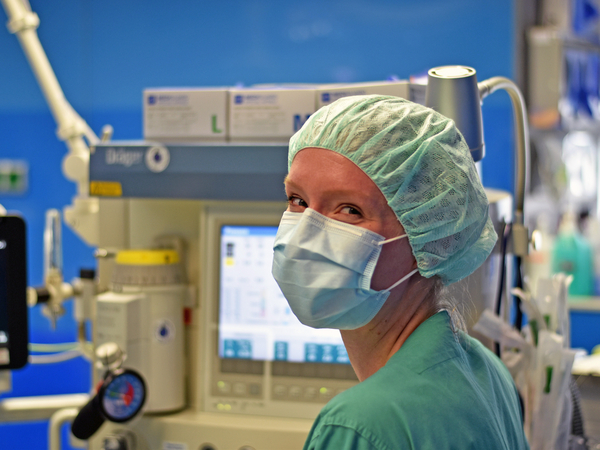 Medizinische Fachkraft im OP vor einem Monitor, Leistungsspektrum, Behandlungsangebot, Anästhesiologie und Intensivmedizin, Evangelisches Amalie Sieveking Krankenhaus, Hamburg-Volksdorf Medizinische Fachkraft im OP vor einem Monitor, Leistungsspektrum, Behandlungsangebot, Anästhesiologie und Intensivmedizin, Evangelisches Amalie Sieveking Krankenhaus, Hamburg-Volksdorf