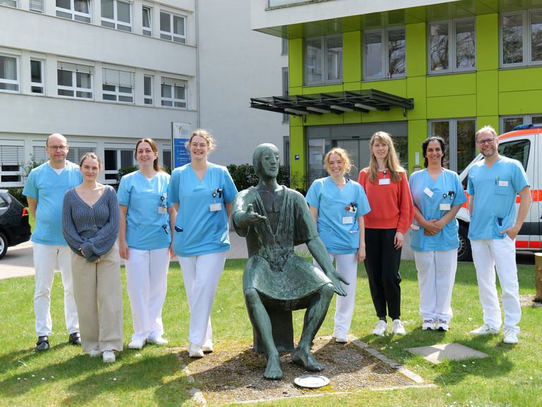 Mehrere neue Ärztinnen stehen mit Prof. von Dobschütz, dem Ärztlichen Direktor, sowie Prof. Matthias Grünewald, Chefarzt Anästhesie und Intensivmedizin, für ein Gruppenfoto vor dem Amalie Sieveking Krankenhaus mit einer Bronzefigur von Amalie Wilhelmine Sieveking beim Einführungstag für neue Ärztinnen und Ärzte. Mehrere neue Ärztinnen stehen mit Prof. von Dobschütz, dem Ärztlichen Direktor, sowie Prof. Matthias Grünewald, Chefarzt Anästhesie und Intensivmedizin, für ein Gruppenfoto vor dem Amalie Sieveking Krankenhaus mit einer Bronzefigur von Amalie Wilhelmine Sieveking beim Einführungstag für neue Ärztinnen und Ärzte.