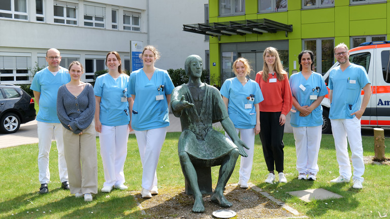 Mehrere neue Ärztinnen stehen mit Prof. von Dobschütz, dem Ärztlichen Direktor, sowie Prof. Matthias Grünewald, Chefarzt Anästhesie und Intensivmedizin, für ein Gruppenfoto vor dem Amalie Sieveking Krankenhaus mit einer Bronzefigur von Amalie Wilhelmine Sieveking beim Einführungstag für neue Ärztinnen und Ärzte. Mehrere neue Ärztinnen stehen mit Prof. von Dobschütz, dem Ärztlichen Direktor, sowie Prof. Matthias Grünewald, Chefarzt Anästhesie und Intensivmedizin, für ein Gruppenfoto vor dem Amalie Sieveking Krankenhaus mit einer Bronzefigur von Amalie Wilhelmine Sieveking beim Einführungstag für neue Ärztinnen und Ärzte.