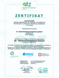 Zertifikat mit Logos und Text für die Erfüllung der Vorgaben des Anforderungskataloges atz- Alterstraumatologisches Zentrum der Geri-Zert GmbH für das Evangelische Amalie Sieveking Krankenhaus in Hamburg-Volksdorf. Zertifikat mit Logos und Text für die Erfüllung der Vorgaben des Anforderungskataloges atz- Alterstraumatologisches Zentrum der Geri-Zert GmbH für das Evangelische Amalie Sieveking Krankenhaus in Hamburg-Volksdorf.