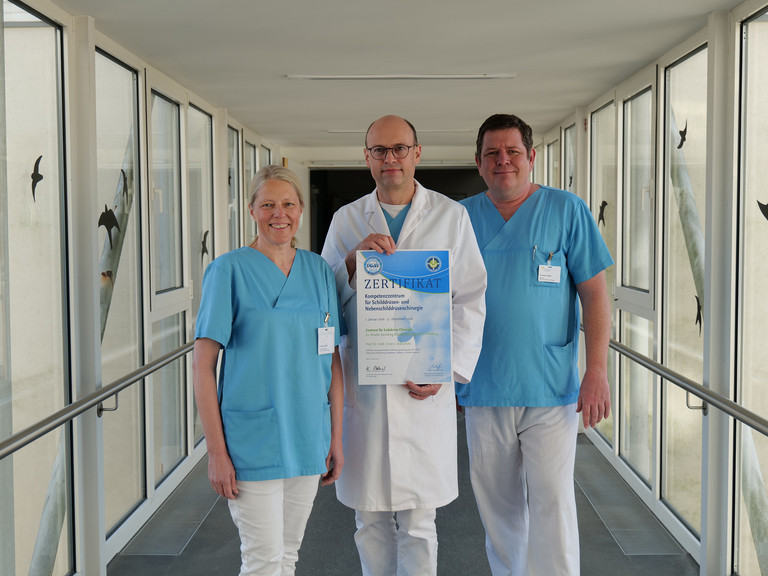 Prof. Dr. Ernst von Dobschütz (Mitte) mit seinem Team Prof. Dr. Ernst von Dobschütz (Mitte) mit seinem Team