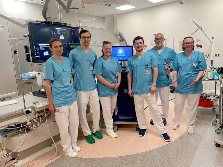 Kardiologie-Team der Amalie mit Dr. Matthias Gasthaus, PD Dr. Benjamin Schäffer und Dr. Iris Wilke bei der Einführung der Pulsed Field Ablation zur schonenden Behandlung von Vorhofflimmern. Kardiologie-Team der Amalie mit Dr. Matthias Gasthaus, PD Dr. Benjamin Schäffer und Dr. Iris Wilke bei der Einführung der Pulsed Field Ablation zur schonenden Behandlung von Vorhofflimmern.