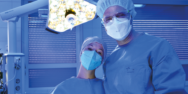 Zwei OP-Pflegefachkräfte freuen sich auf neue Kolleginnen und Kollegen im Zentral-OP im Evangelischen Amalie Sieveking Krankenhaus Zwei OP-Pflegefachkräfte freuen sich auf neue Kolleginnen und Kollegen im Zentral-OP im Evangelischen Amalie Sieveking Krankenhaus