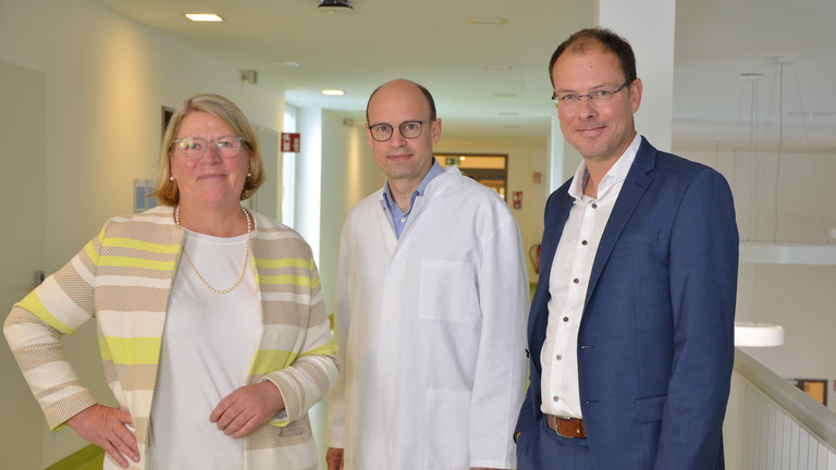 Krankenhausleitung - Pflegedirektorin Maike Sellentin, Ärztlicher Direktor Prof. Dr. Ernst von Dobschütz und Geschäftsführer Andreas Schneider Krankenhausleitung - Pflegedirektorin Maike Sellentin, Ärztlicher Direktor Prof. Dr. Ernst von Dobschütz und Geschäftsführer Andreas Schneider