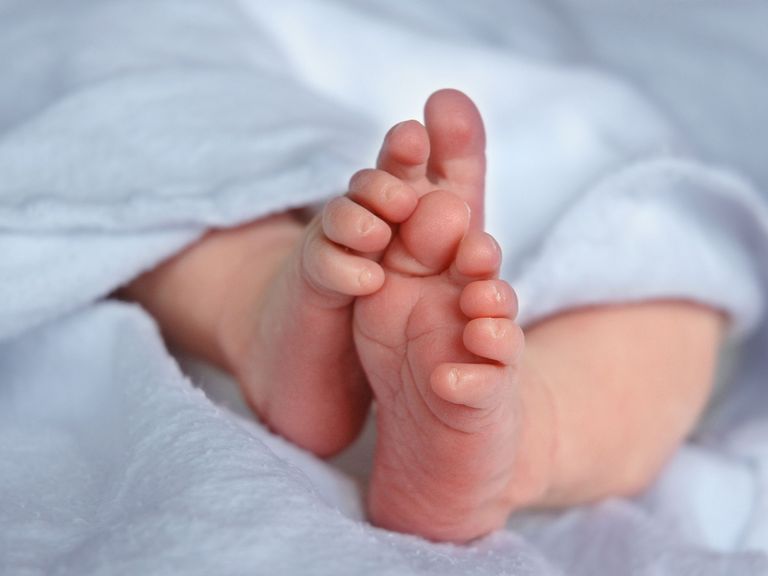 Babyfüße unter einer Decke, Geburtshilfe im Amalie Sieveking Krankenhaus, Geburtsstation, Hamburg-Volksdort