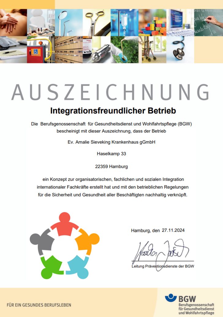 Urkunde Integrationsfreundlicher Betrieb der Berufsgenossenschaft für Gesundheitsdienst und Wohlfahrtspflege (BGW) für das Amalie Sieveking Krankenhaus in Hamburg, Auszeichnung Engagement für Vielfalt, Inklusion und interkulturelle Zusammenarbeit Urkunde Integrationsfreundlicher Betrieb der Berufsgenossenschaft für Gesundheitsdienst und Wohlfahrtspflege (BGW) für das Amalie Sieveking Krankenhaus in Hamburg, Auszeichnung Engagement für Vielfalt, Inklusion und interkulturelle Zusammenarbeit