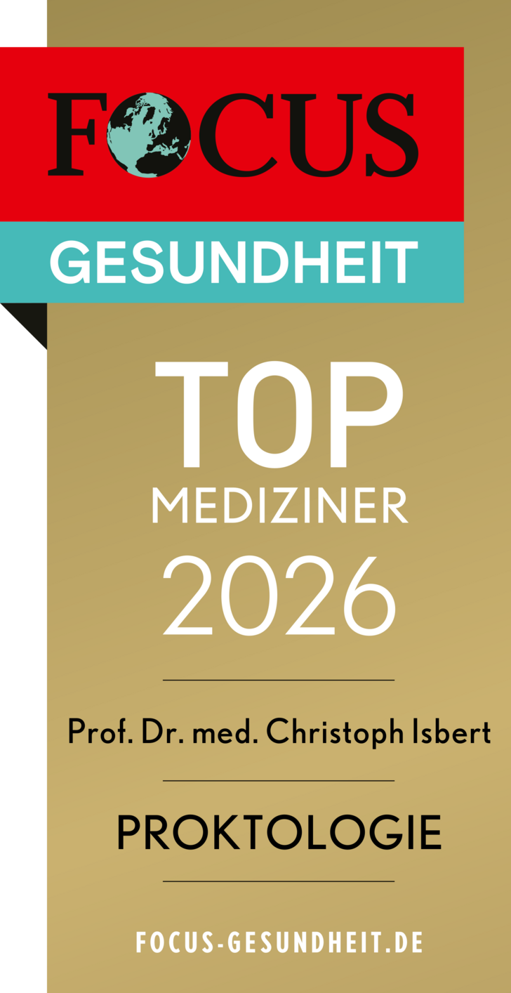 Rechteckiges Siegel mit Logo und Text auf goldfarbenem Grund von Focus Gesundheit, Top Mediziner 2026 Proktologie für Prof. Dr. med. Christoph Isbert, Chefarzt Allgemein-, Viszeral- und koloproktologische Chirurgie im Amalie Sieveking Krankenhaus in Hamburg Rechteckiges Siegel mit Logo und Text auf goldfarbenem Grund von Focus Gesundheit, Top Mediziner 2026 Proktologie für Prof. Dr. med. Christoph Isbert, Chefarzt Allgemein-, Viszeral- und koloproktologische Chirurgie im Amalie Sieveking Krankenhaus in Hamburg