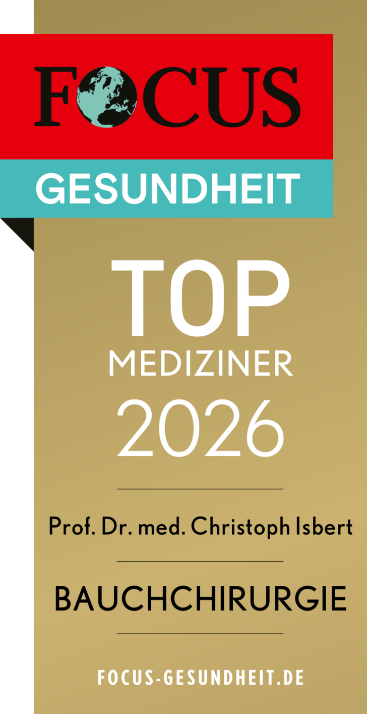 Rechteckiges Siegel mit Logo und Text auf goldfarbenem Grund von Focus Gesundheit, Top Mediziner 2026 Bauchchirurgie für Prof. Dr. med. Christoph Isbert, Chefarzt Allgemein-, Viszeral- und koloproktologische Chirurgie im Amalie Sieveking Krankenhaus in Hamburg Rechteckiges Siegel mit Logo und Text auf goldfarbenem Grund von Focus Gesundheit, Top Mediziner 2026 Bauchchirurgie für Prof. Dr. med. Christoph Isbert, Chefarzt Allgemein-, Viszeral- und koloproktologische Chirurgie im Amalie Sieveking Krankenhaus in Hamburg