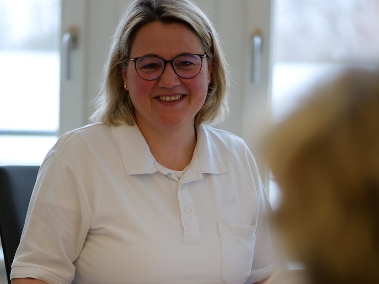 Ärztin der geriatrischen Institutsambulanz im Beratungsgespräch mit einer Patientin Ärztin der geriatrischen Institutsambulanz im Beratungsgespräch mit einer Patientin