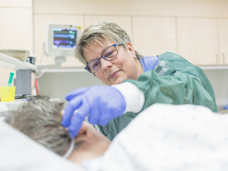 Pflegekraft bei Patientenuntersuchung, Allgemein-, Viszeral- und koloproktologische Chirurgie, Amalie Sieveking Krankenhaus, Hamburg Pflegekraft bei Patientenuntersuchung, Allgemein-, Viszeral- und koloproktologische Chirurgie, Amalie Sieveking Krankenhaus, Hamburg