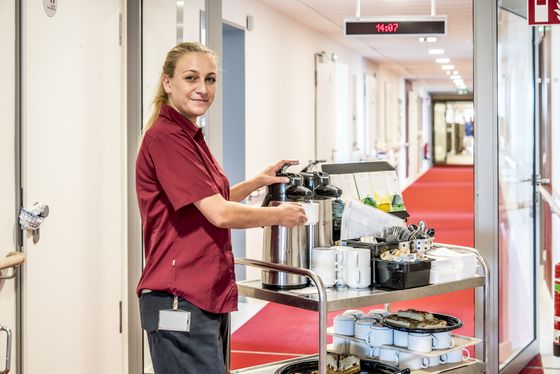 Eine Servicekraft an ihrem Servicewagen, Wahlleistungen Unterkunft, Besondere Angebote, Amalie Sieveking Krankenhaus, Hamburg-Volksdorf Eine Servicekraft an ihrem Servicewagen, Wahlleistungen Unterkunft, Besondere Angebote, Amalie Sieveking Krankenhaus, Hamburg-Volksdorf