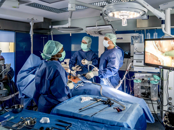 Team im Operationssaal, Allgemein-, Viszeral- und koloproktologische Chirurgie, Amalie Sieveking Krankenhaus, Hamburg