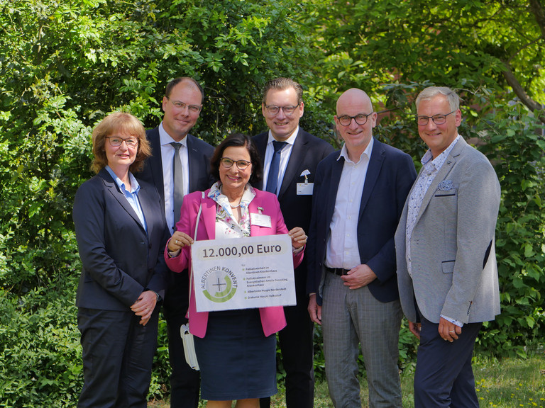 Ina Klindworth, Andreas Schneider, Sabine Weiß, Christan Rilz, Pastor Walther Seiler und Jens Klindworth (v.l.) beim Gruppenfoto zur symbolischen Übergabe der Geldspende des Albertinen Konvents mit Spendenscheck Ina Klindworth, Andreas Schneider, Sabine Weiß, Christan Rilz, Pastor Walther Seiler und Jens Klindworth (v.l.) beim Gruppenfoto zur symbolischen Übergabe der Geldspende des Albertinen Konvents mit Spendenscheck