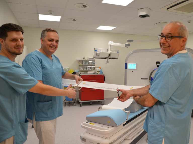 Richard Grundherr, Prof. Dr. Christoph Weber, Dr. Matthias Gasthaus schneiden das traditionelle Band durch bei Einführung neues Computertomograph CT-System mit Künstlicher Intelligenz im Amalie Sieveking Krankenhaus Richard Grundherr, Prof. Dr. Christoph Weber, Dr. Matthias Gasthaus schneiden das traditionelle Band durch bei Einführung neues Computertomograph CT-System mit Künstlicher Intelligenz im Amalie Sieveking Krankenhaus