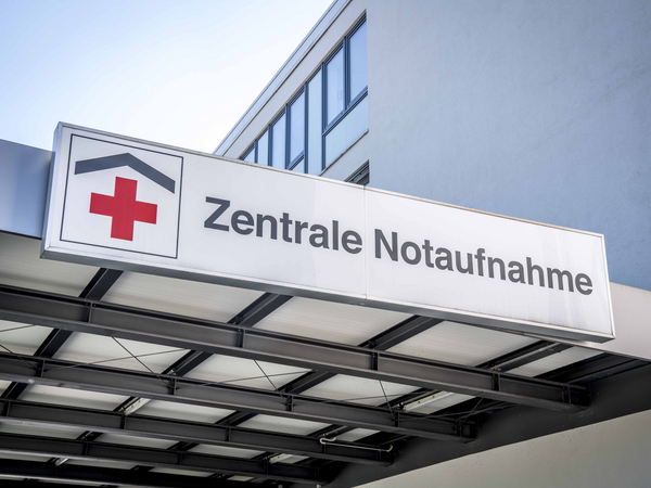 Schriftzug am Eingangsbereich - Evangelisches Amalie Sieveking Krankenhaus Hamburg - Zentrale Notaufnahme Schriftzug am Eingangsbereich - Evangelisches Amalie Sieveking Krankenhaus Hamburg - Zentrale Notaufnahme