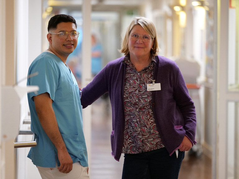 Pflegefachkraft Carlos Roberto Márquez mit Pflegedirektorin Maike Sellentin Pflegefachkraft Carlos Roberto Márquez mit Pflegedirektorin Maike Sellentin