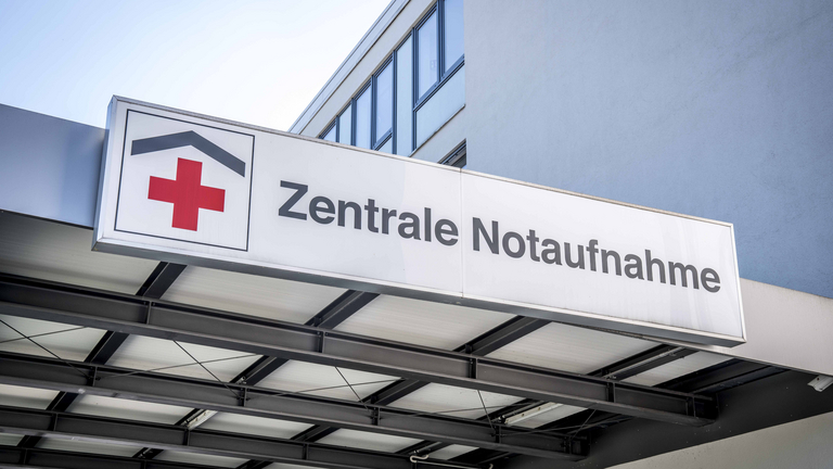 Schild über der Einfahrt der Zentralen Notaufnahme des Evangelischen Amalie Sieveking Krankenhauses in Hamburg-Volksdorf Schild über der Einfahrt der Zentralen Notaufnahme des Evangelischen Amalie Sieveking Krankenhauses in Hamburg-Volksdorf