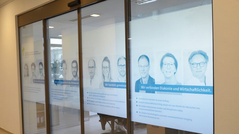 Leitbild an Glaswand - Amalie Sieveking Krankenhaus Hamburg Leitbild an Glaswand - Amalie Sieveking Krankenhaus Hamburg