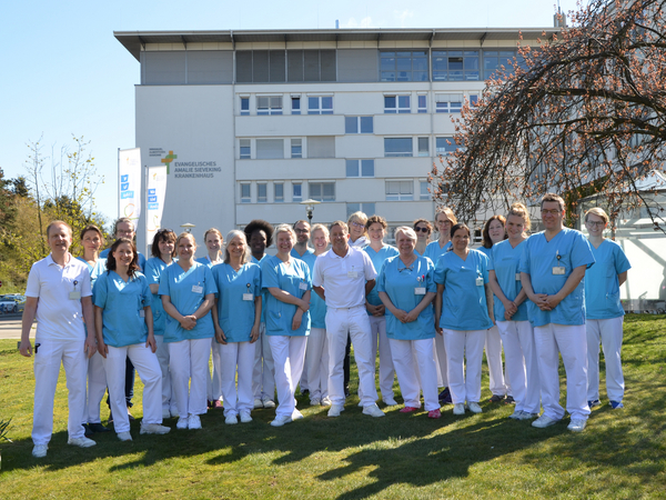 Teamfoto des Teams der Gynäkologie und Geburtshilfe vor dem Amalie Sieveking Krankenhaus, Hamburg-Volksdorf Teamfoto des Teams der Gynäkologie und Geburtshilfe vor dem Amalie Sieveking Krankenhaus, Hamburg-Volksdorf