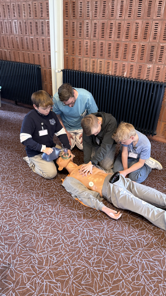 Schüler üben Reanimation mit Beatmungsbeutel an Trainingspuppe beim Girls’ and Boys’ Day im Amalie Sieveking Krankenhaus Schüler üben Reanimation mit Beatmungsbeutel an Trainingspuppe beim Girls’ and Boys’ Day im Amalie Sieveking Krankenhaus