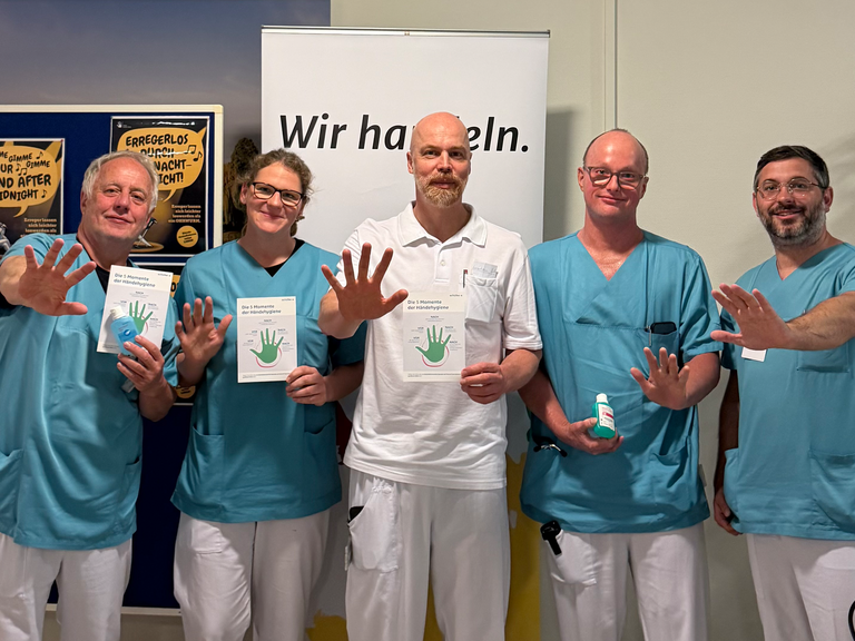 Hygieneteam und Mitarbeitende des Evangelischen Amalie Sieveking Krankenhauses informieren beim Aktionstag über die 5 Momente der Händehygiene. Hygieneteam und Mitarbeitende des Evangelischen Amalie Sieveking Krankenhauses informieren beim Aktionstag über die 5 Momente der Händehygiene.