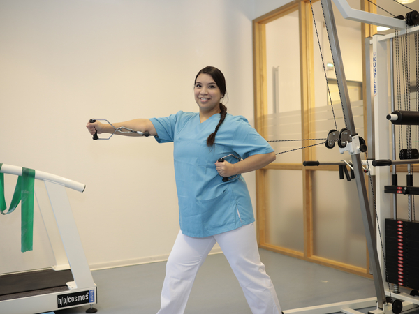 Eine Mitarbeiterin zeigt Kraftübungen am Fitnessgerät, Geriatrie & Physikalische Medizin, Frührehabilitation, Evangelisches Amalie Sieveking Krankenhaus, Hamburg-Volksdorf Eine Mitarbeiterin zeigt Kraftübungen am Fitnessgerät, Geriatrie & Physikalische Medizin, Frührehabilitation, Evangelisches Amalie Sieveking Krankenhaus, Hamburg-Volksdorf