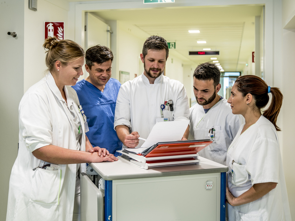 Evangelisches Amalie Sieveking Krankenhaus - Amalie Tumormedizin - Visite im Flur Evangelisches Amalie Sieveking Krankenhaus - Amalie Tumormedizin - Visite im Flur