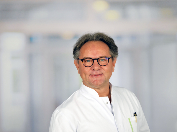 Portraitfoto Chefarzt Professor Isbert, Allgemein-, Viszeral- und koloproktologische Chirurgie, Amalie Sieveking Krankenhaus, Hamburg Portraitfoto Chefarzt Professor Isbert, Allgemein-, Viszeral- und koloproktologische Chirurgie, Amalie Sieveking Krankenhaus, Hamburg