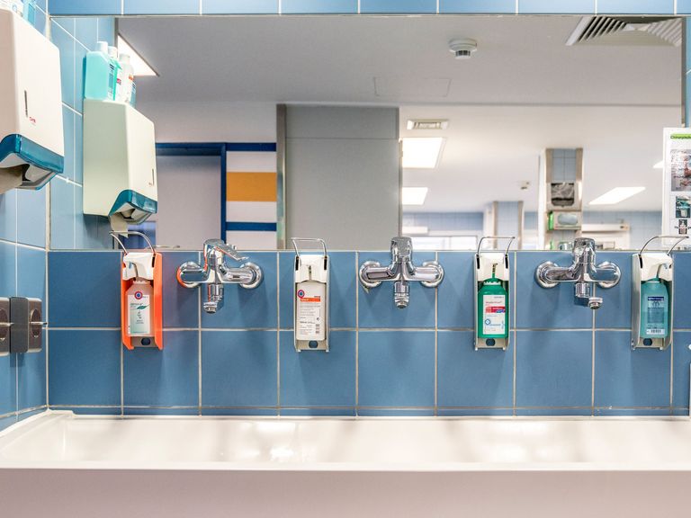 Verschiedene Desinfektionsspender im Bad - Amalie Sieveking Krankenhaus - Zentral-OP Verschiedene Desinfektionsspender im Bad - Amalie Sieveking Krankenhaus - Zentral-OP