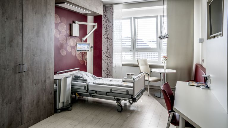 Patientenzimmer mit Bett, Tisch und Stuhl, Wahlleistungsstation, Kosten Einzelbettzimmer, Wahlleistungen, Amalie Sieveking Krankenhaus, Hamburg-Volksdorf Patientenzimmer mit Bett, Tisch und Stuhl, Wahlleistungsstation, Kosten Einzelbettzimmer, Wahlleistungen, Amalie Sieveking Krankenhaus, Hamburg-Volksdorf